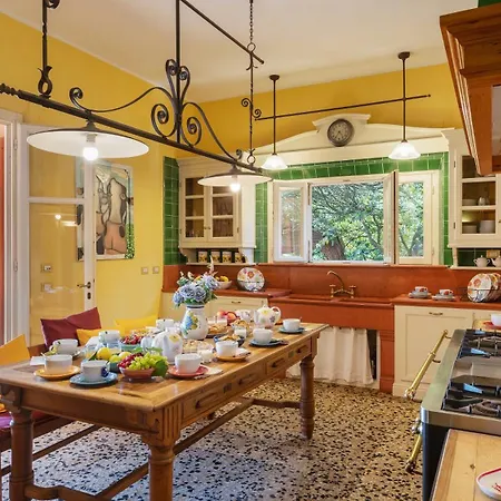 Villa Corallina 12, Emma